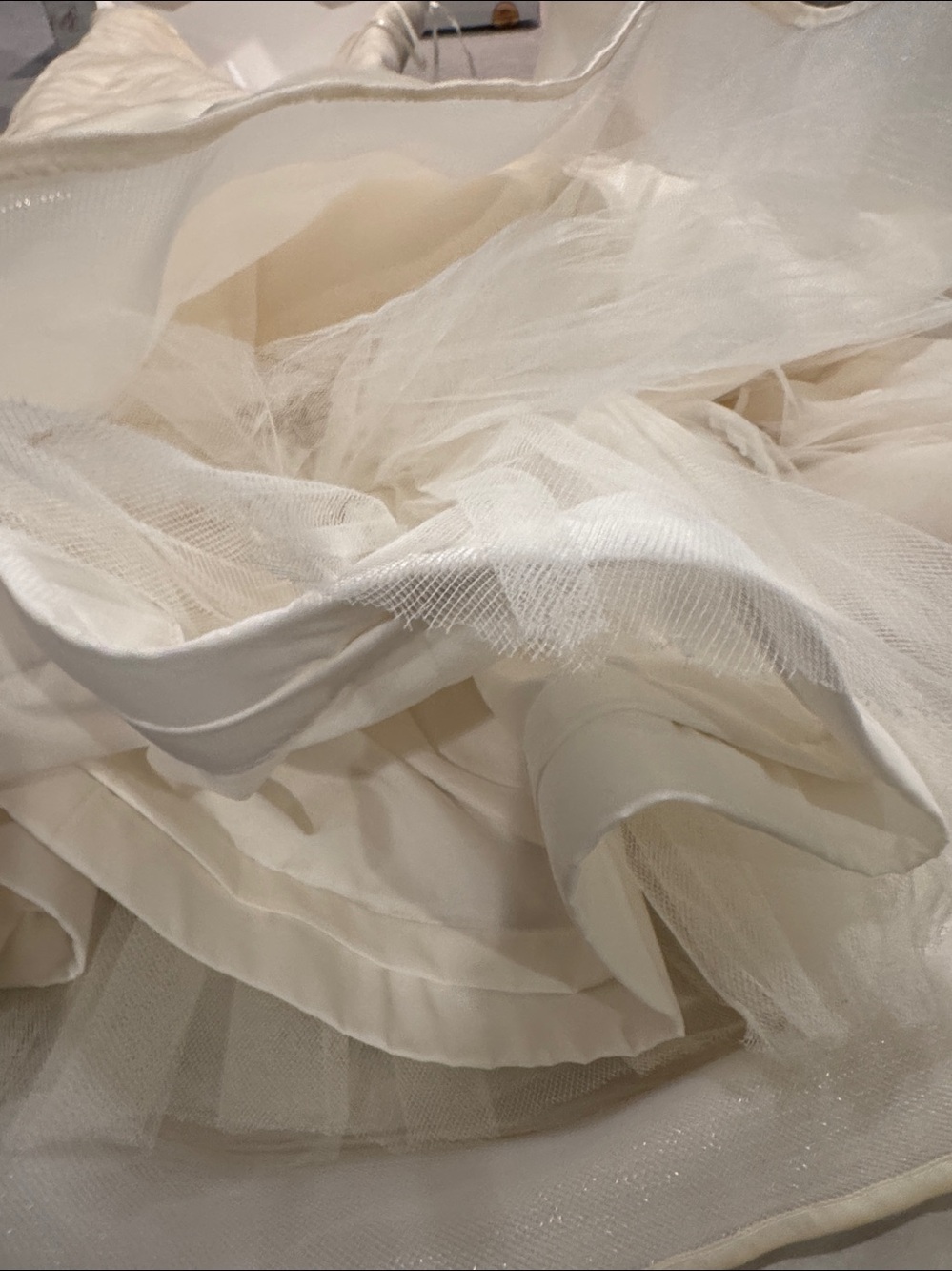 Vera Wang Wedding Gown - Picture 8 of 8